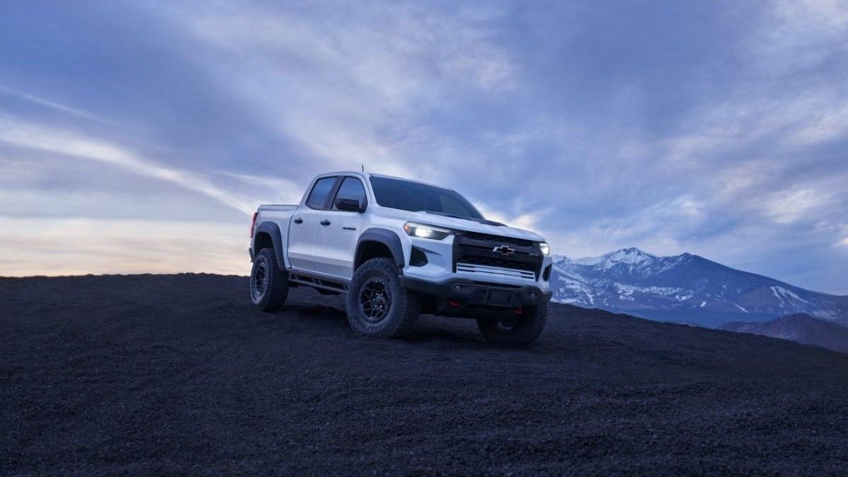 2024 Chevrolet Colorado is Battling the 2024 Chevrolet Silverado EV and